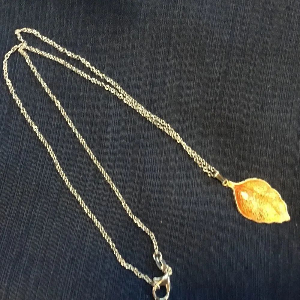 NWOT Silvertone Enameled Leaf Necklace - Picture 3 of 3